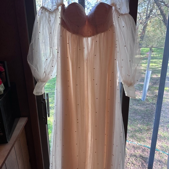 Elegant Cream Special‎ Occasion Dress with Timeless Design - Picture 2 of 9